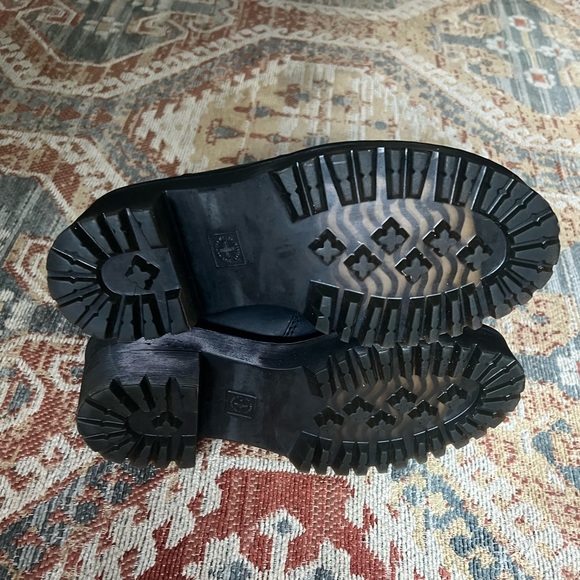 Dr. Martens Rometty Chelsea Boot - Picture 7 of 11